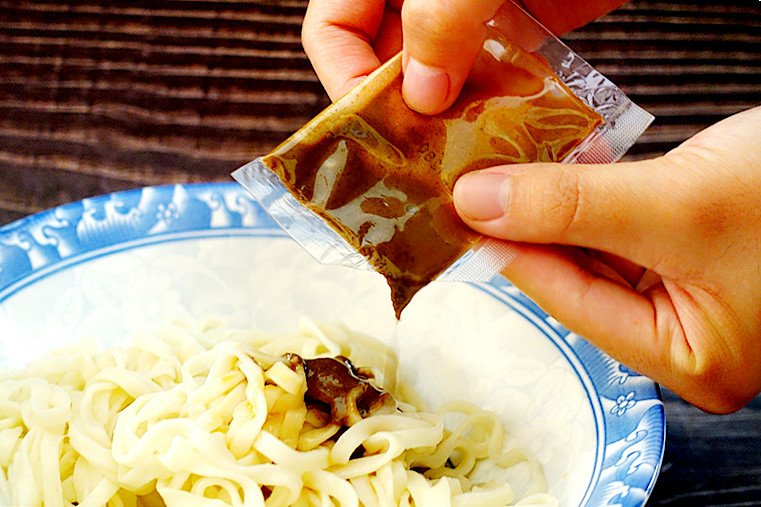 和秋美食 | 料理包 | 10分鐘以內輕鬆上菜 | 蒙古雞湯鍋 | 蒜蓉辣椒醬 | 麻醬香拌麵