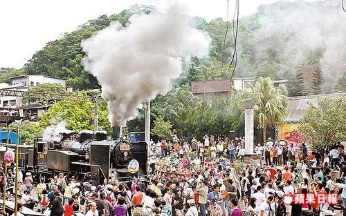 舊山線 國寶級CK124火車頭拉5節車廂 伴祖孫.jpg