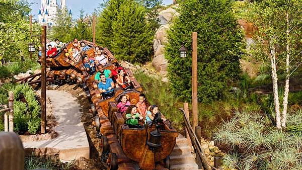 7-dwarfs-mine-train-00.jpg