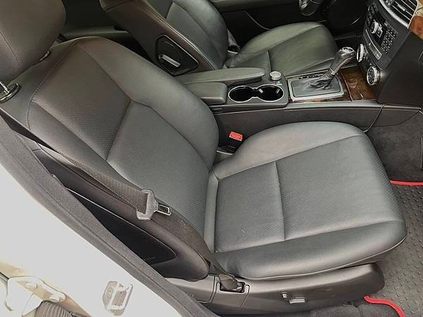 2012年出廠白色美規賓士W204 C250 1.8 AMG