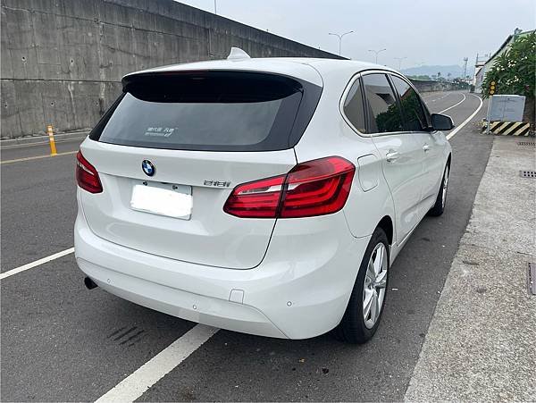 (已售出)2015年式白色總代理BMW F45 218i A