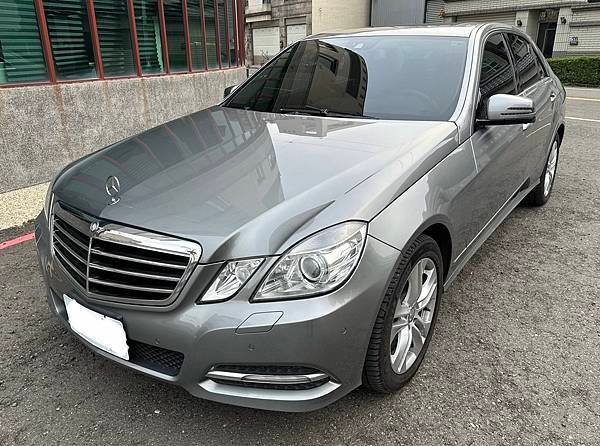 2013年式銀灰色總代理賓士W212 E250 1.8 七速