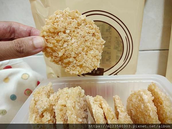 米製脆餅推薦超夯新餅乾鍋粑脆餅，是好吃的酥脆餅乾分享一口鍋