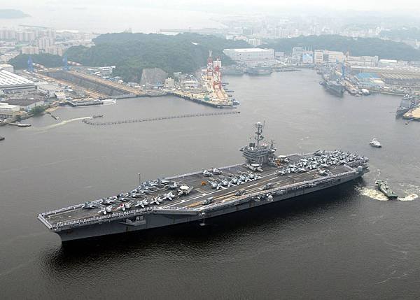 US_Navy_090610-N-9565D-019_Sailors_man_the_rails_aboard_the_aircraft_carrier_USS_George_Washington_(CVN_73)_as_the_ship_departs_on_her_first_summer_deployment_since_arriving_at_Fleet_Activities_Yokosuka,_Japan