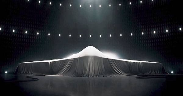 635581431537895940-New-bomber-from-Northrop-hangar-CX-Jan-2015b