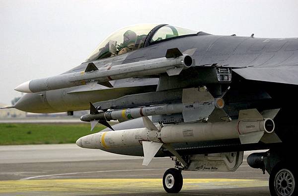 AIM-9_AIM-120_and_AGM-88_on_F-16C