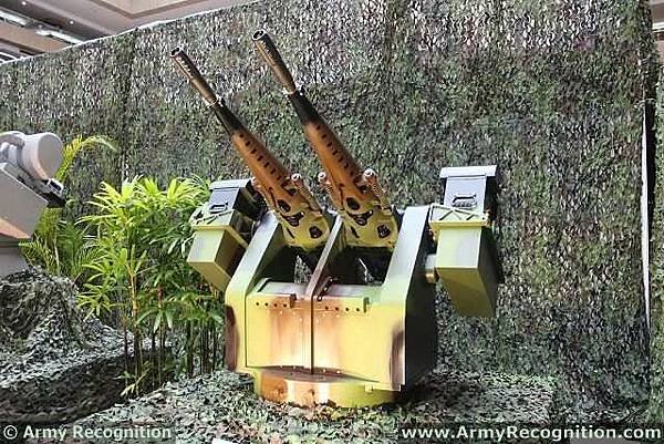 XTR-102_short-range_automated_defense_weapon_system_turret_TADTE_2013_Taiwan_defense_industry_exhibition_001
