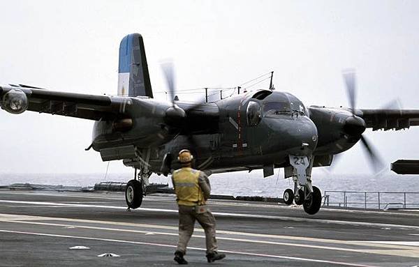 Argentine_S-2T_landing_on_carrier_Sao_Paulo_2006