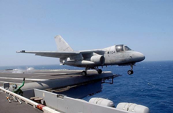 US_Navy_030601-N-9712C-003_An_S-3_Viking_is_the_last_aircraft_in_history_to_launch_from_the_flight_deck_of_USS_Constellation_(CV_64)