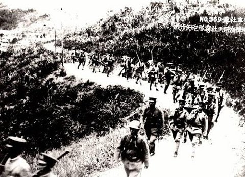 日軍從霧社往馬赫坡社方向挺進.jpg