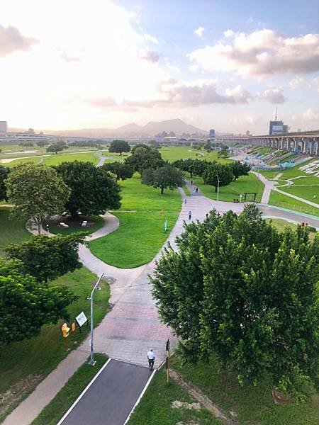 從晨光橋上拍攝新北大都會公園.jpg
