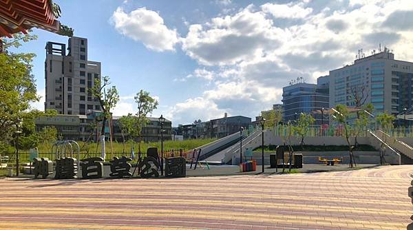 市政官邸1號_附近的神農百草公園.jpg