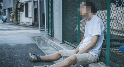 如果你真的面臨到信用不良或信用瑕疵的情況 以下也分享5個方法可以讓你照著做或許有機會爭取到核貸的機會   1.找到一個值得信賴的貸款人 這是申請信貸最重要的第一步很多人覺得自己信用不佳，不好意思去銀行被聯徵。但是在需錢孔急之下，只好病急亂投醫，找朋友、找當鋪、甚至地下錢莊。問題是他們的利息都非常高，很多人債台高築，就是因為不熟悉這些地下金融組織的運作模式，而被詐騙、掠奪，最後造成利息還比本金高的誇張情形。  其實，即使你有信用瑕疵，仍然可以申請到信貸，前提是要先找到可以信賴的銀行或貸款人，他們有公開且透明的費用與利率，可以提供你靈活的付款方式及條件，更願意考慮你較為不良的信用上，有條件的核貸你的申請。不過，他們不太可能貸給你所需要的全部資金，但對於需要周轉的你，至少是好的開始。  2.強化自己的基本信用資訊 不要等銀行或和貸款機構給你驚喜。申請信貸前，先確定自己的信用評分。首先是你要審視不良信用是怎麼來得，比如有多少信用卡費未繳、之前的信貸是否還沒還完、使用那些循環利息；重點是，有哪些已經還清，但聯徵中心沒有記錄到，總之，先確定自己的金錢與借貸關係都是正確的，如果有錯誤，記得在與銀行洽談時提出證明。  3.事前要做一些功課 一旦你知道自己信用不佳，更要挪出時間去看看這些信用不良的情況，是自己還是不可抗拒的因素所造成，這些原因及理由可以提供給銀行或金融機構。當然，你也要上網或是去圖書館找相關資訊，看看與自己情況相似者，能貸到多少額度。此外，也要了解現在的金融市場，多比較各家銀行的信貸條件，才可以有正確的訊息和金融機構談利率及還款方式。  4.充分利用你的資產 有一些情況，你可能會忽略掉，但這些對於申請信貸卻很有幫助。例如你有房地產，而且價值比你買的時候還要高，或者有汽車，車況還不錯等，這些資產可以提供給銀行或金融機構，必要時設定成抵押，或許可以取得更低的利率、或者獲得更高的貸款金額。  5.尋找其他可行的替代方案 如果不能找到相對合理及容易申請的信貸產品，那麼就有需要尋找有效的替代品。比較好的選擇之一是找到「保人」，而他的信用與財產狀況是好的，這時就要看你平常做人成不成功了，因為找保人並不容易。透過保人來擔保你的信用，對你申請信貸會容易些。再者，也有其他類型的貸款等，比如和其他人以對等的貸款模式。  6.成為銀行VIP  成為銀行VIP，是一種可以在短時間內，順利貸到高額度低利率的方式，例如：存一百萬四個月可以成為某銀行VIP。獲得VIP這個特別身份資格，可以談到比較好的貸款額度和利率，對於信用不良的人貸款是一道快速捷徑。(關於銀行VIP，請參考 【財富管理】如何讓你輕鬆成為銀行VIP客群)