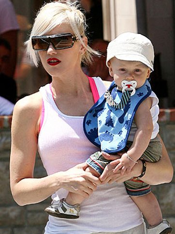 gwen_stefani-zuma nesta rock rossdale.jpg