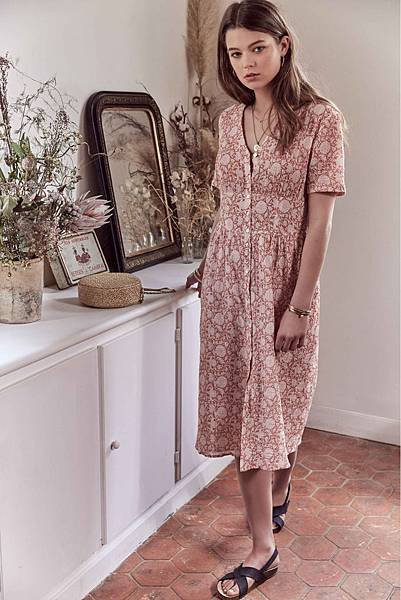 av18_-_robe_eliane_a_fleurs_terracotta_sandales_moreau_noire.jpg