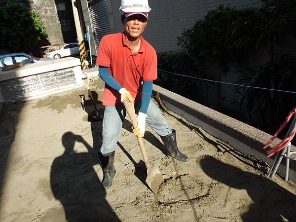 05-06 1F中庭花台填土.JPG