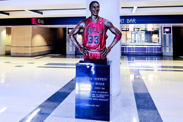 Scottie-Pippen-statue2