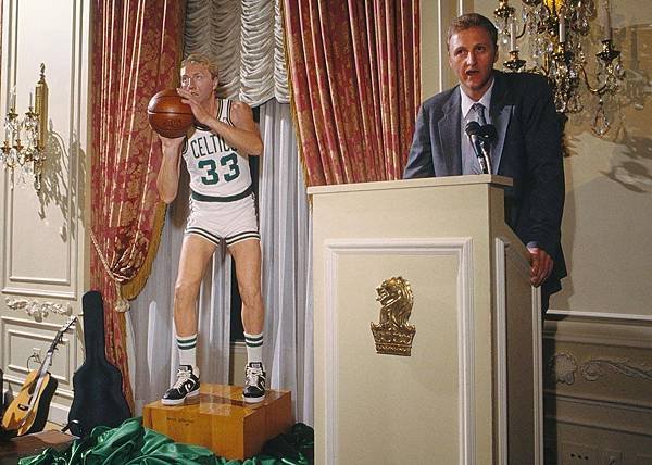 Larry-Bird-statue