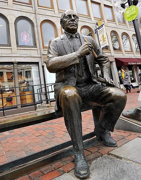 Red-Auerbach-statue