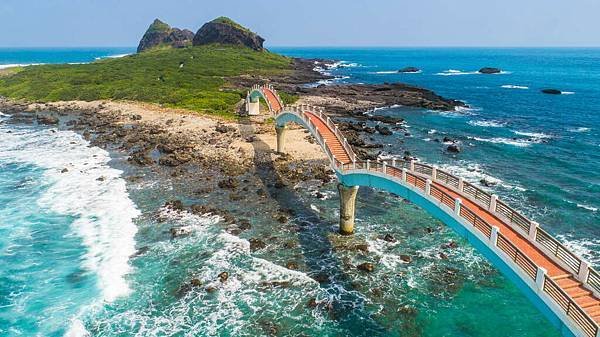 三仙台跨海拱橋與雪白浪花相互輝映.jpg