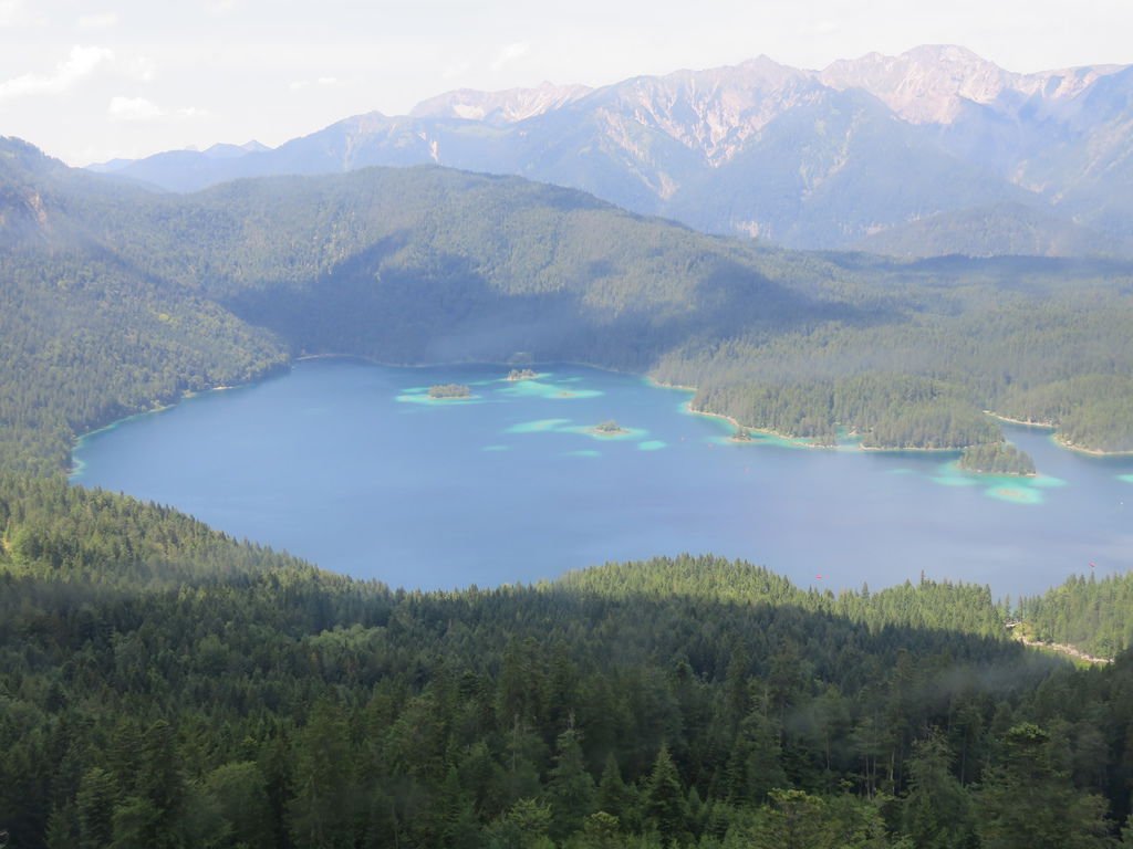 山下的艾柏湖