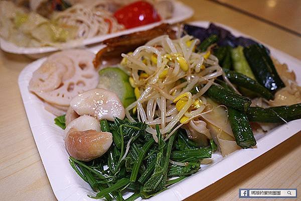 台北車站【三來健康素食館】數十種蔬食多樣化選擇。台北車站素食