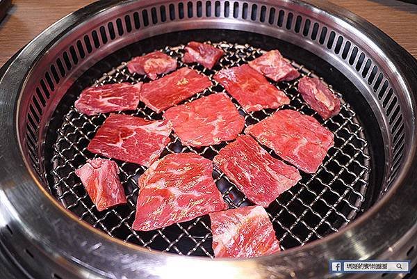 桃園美食【山奧屋無煙燒肉-桃園南崁店】桃園南崁燒肉推薦。中秋烤肉。慶生聚餐享優惠。專業桌邊服務