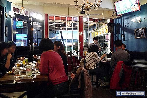 板橋餐酒館推薦【Lane 72 Bistro柒拾貳巷英式小酒館】巷弄裡的英倫風餐酒館/周六現場演唱