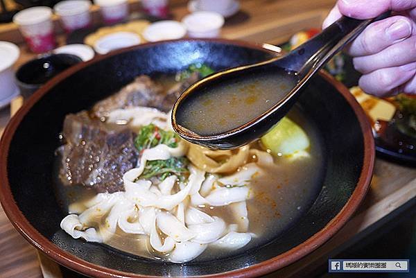 成功國宅美食【太ONE牛肉麵/少小白頂級豆奶】台北牛肉麵推薦/科技大樓美食