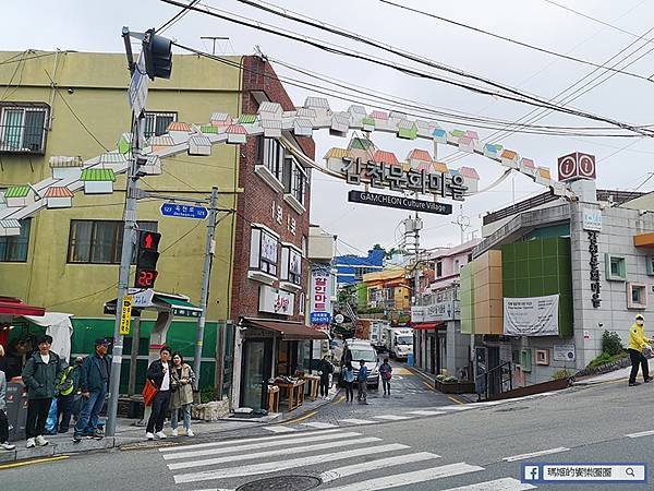 釜山景點，甘川洞文化村，來釜山彩色屋找小王子拍照，白險灘文化壁畫村，彩色壁畫海景小村落