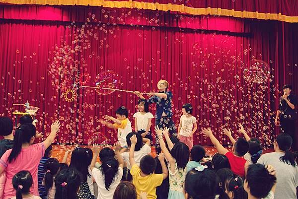 台中市政府兒童歡樂派活動魔術表演、小丑表演、人入大汽球、魔幻泡泡秀