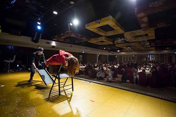 希望創造奇幻旅程春酒魔術表演、花式調酒、行動雕像