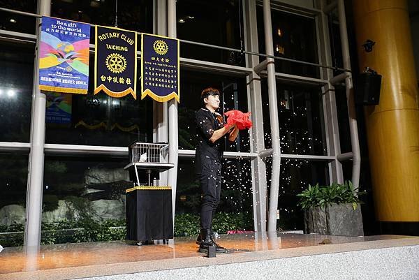 台中扶輪社聖誕晚會活動魔術表演