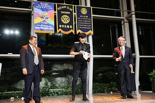 台中扶輪社聖誕晚會活動魔術表演