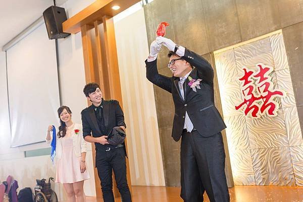 依柔＆育文魔幻婚禮喜宴魔術表演、迎賓人偶、婚禮主持、婚禮攝影、新娘秘書