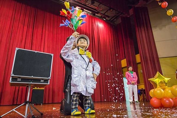 世華年終尾牙會場佈置、魔術表演、熱舞表演、活動主持、魔幻泡泡、迎賓小丑