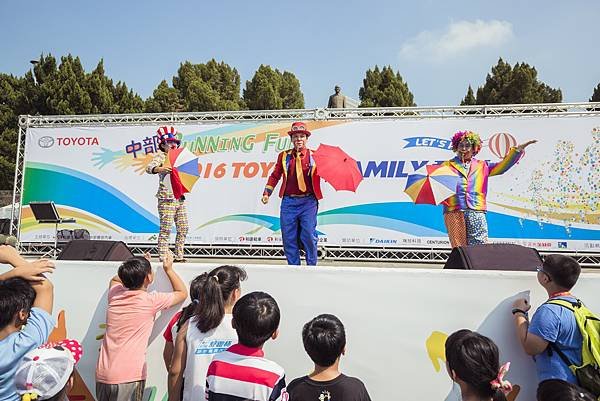 2016.11.06 南投-中興新村-Toyota路跑家庭日魔術表演、小丑舞台、氣球小丑、人入氣球、行動雕像、樂團主持