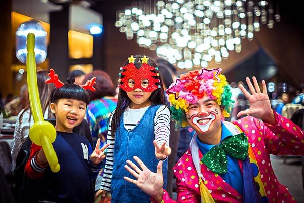 由鉅大謙聖誕晚會三人樂團、魔術表演、小丑迎賓、歡樂小丑秀