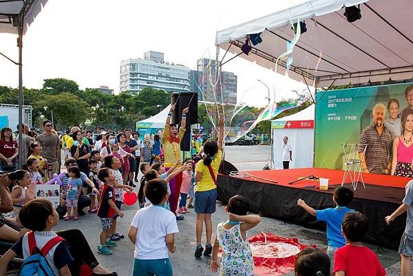 台中草悟廣場魔術表演、魔幻泡泡秀、小丑舞台