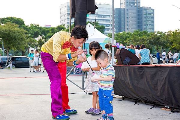 台中草悟廣場魔術表演、魔幻泡泡秀、小丑舞台