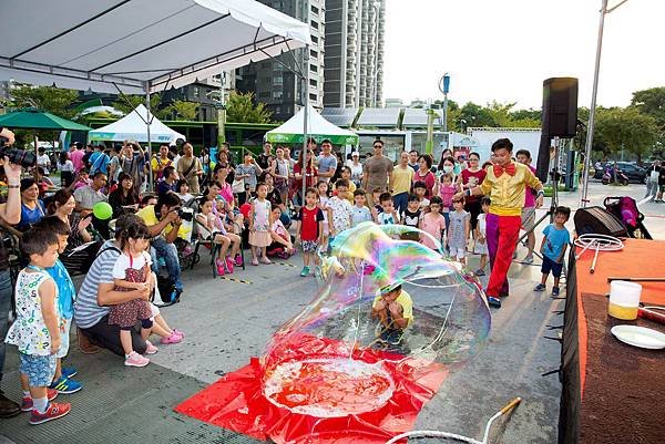 台中草悟廣場魔術表演、魔幻泡泡秀、小丑舞台