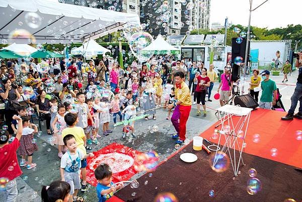 台中草悟廣場魔術表演、魔幻泡泡秀、小丑舞台