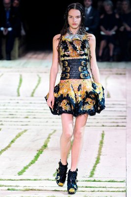 Alexander McQueen S/S 2011 : Victoire Mac-Dauxerre