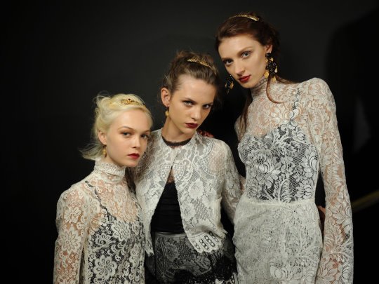 Dolce &amp; Gabbana S/S 2010 - Siri Tollerod,Regina Feoktistova and Olga Sherer