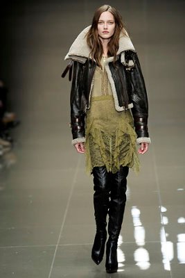 Burberry Prorsum F/W 2010 - Karmen Pedaru