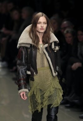 Burberry Prorsum F/W 2010 - Karmen Pedaru