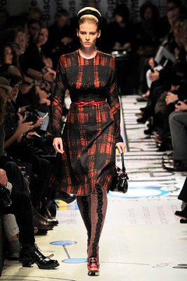 Prada F/W 2010 - Lara Stone