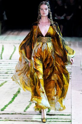 Alexander McQueen S/S 2011 : Donna Loos