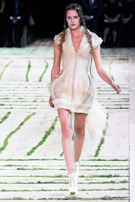 Alexander McQueen S/S 2011 : Lisanne de Jong