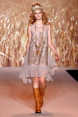 Anna Sui S/S 2011 : Hanne Gaby Odiele